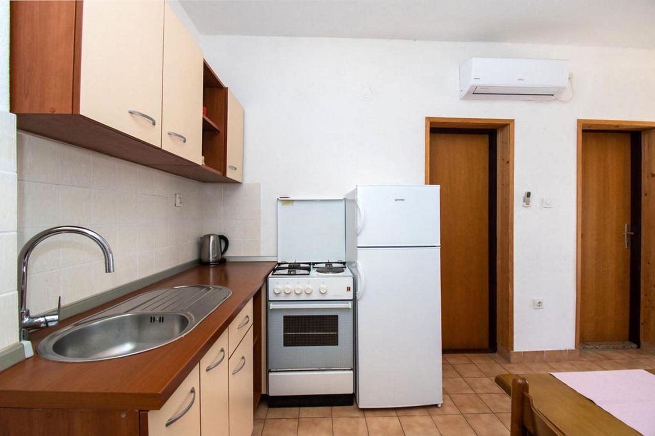 Apartments Crljenko Povljana Bagian luar foto
