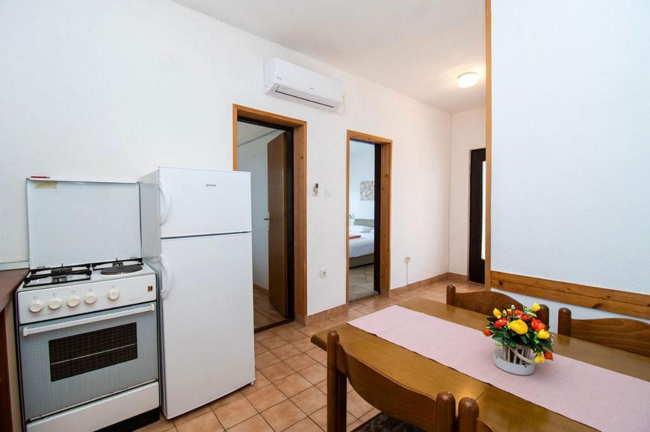 Apartments Crljenko Povljana Bagian luar foto