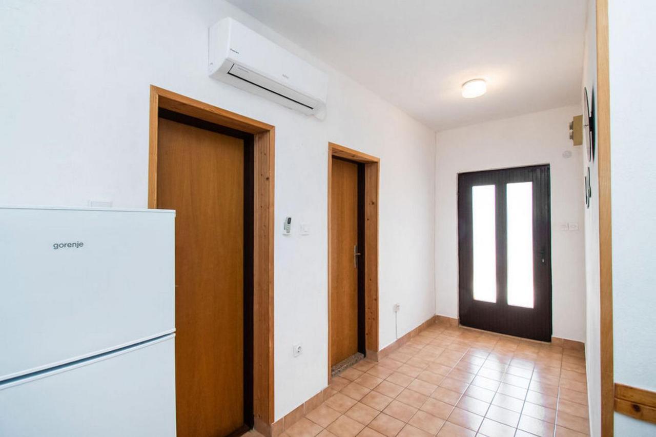 Apartments Crljenko Povljana Bagian luar foto