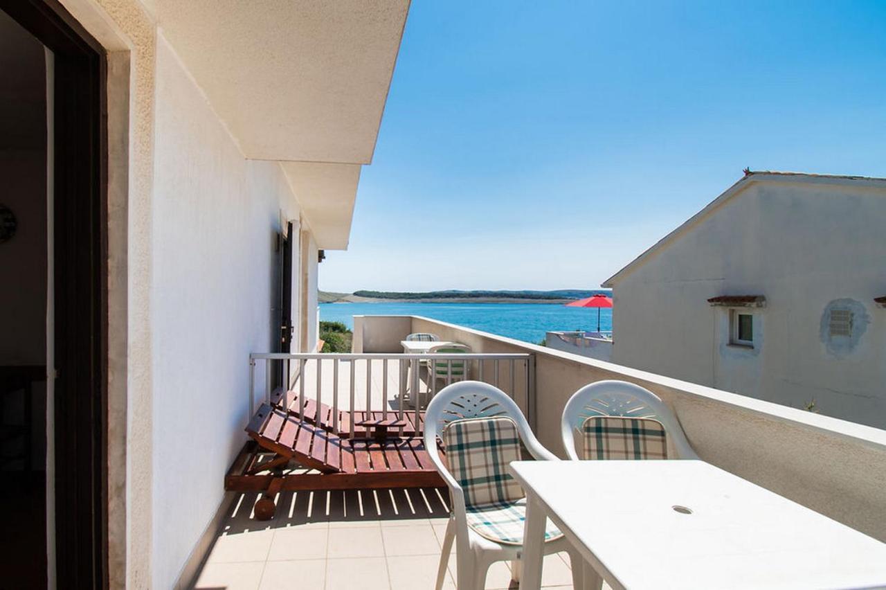 Apartments Crljenko Povljana Bagian luar foto