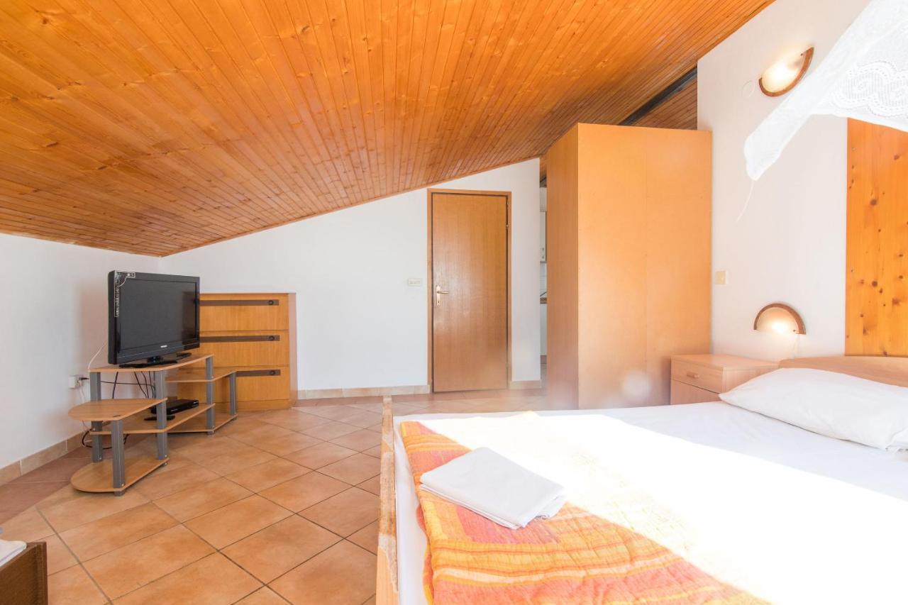 Apartments Crljenko Povljana Bagian luar foto