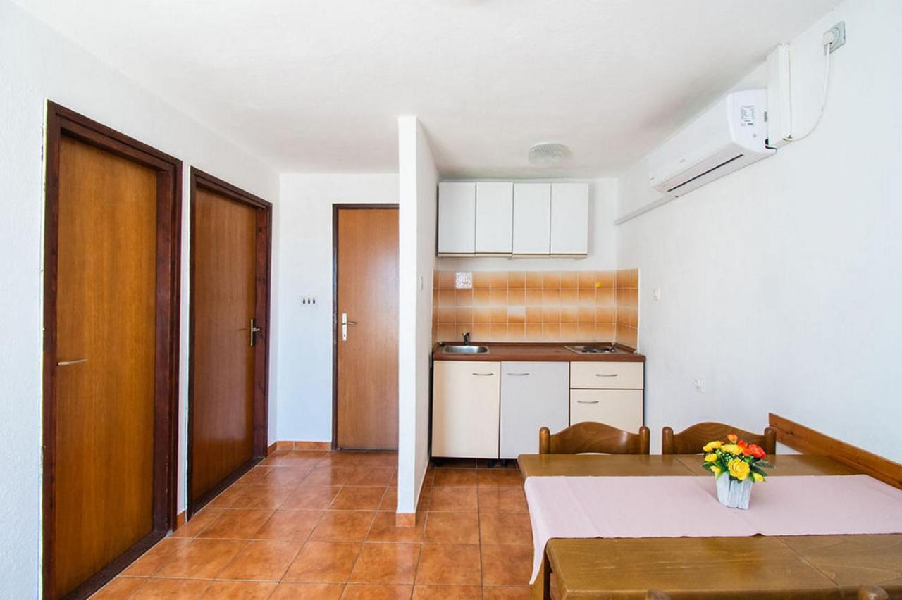 Apartments Crljenko Povljana Bagian luar foto