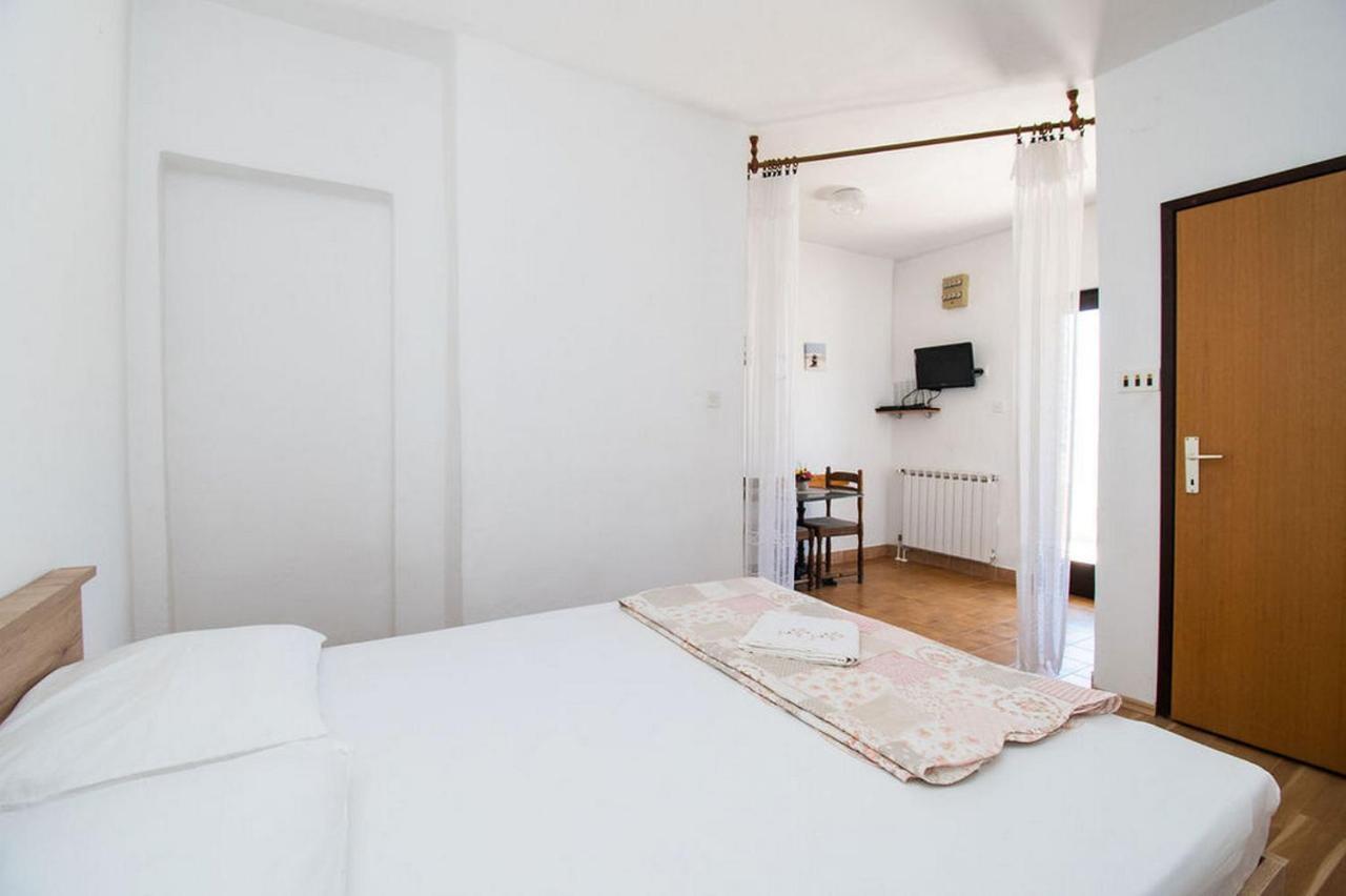 Apartments Crljenko Povljana Bagian luar foto