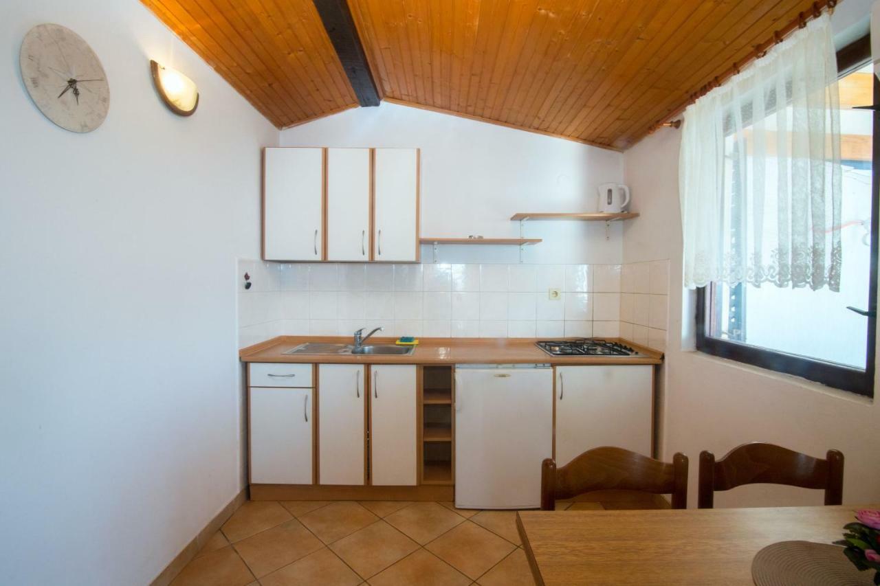 Apartments Crljenko Povljana Bagian luar foto